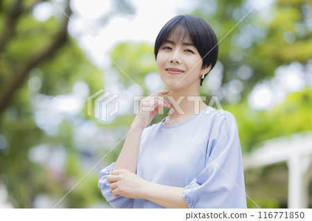 公園裡微笑的年輕女子 公園裡微笑的年輕女子 116771850