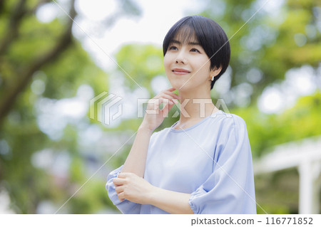 Smiling young woman in the park Smiling young woman in the park 116771852
