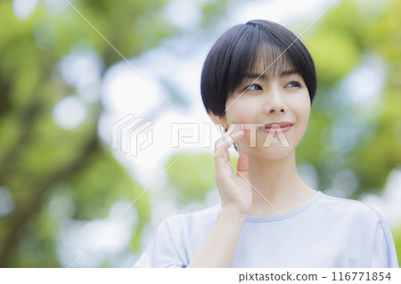 公園裡微笑的年輕女子 公園裡微笑的年輕女子 116771854