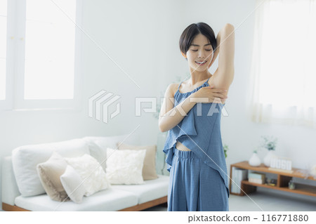 藍色吊帶背心的女人 藍色吊帶背心的女人 116771880