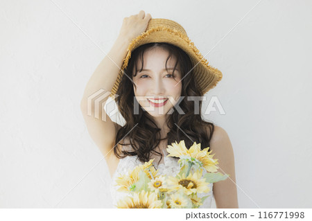 Woman in wedding dress holding sunflowers Woman in wedding dress holding sunflowers 116771998