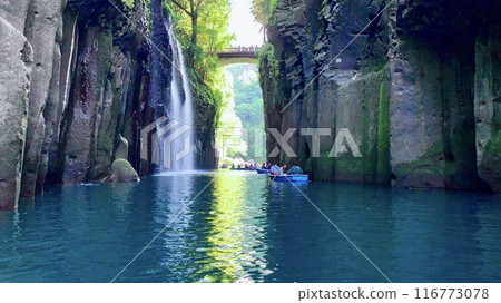 Gokase River with fresh greenery and the spray of Manai Falls reflected on the surface of the water (Takachiho Gorge/Takachiho Town, Nishiusuki District, Miyazaki Prefecture) 116773078