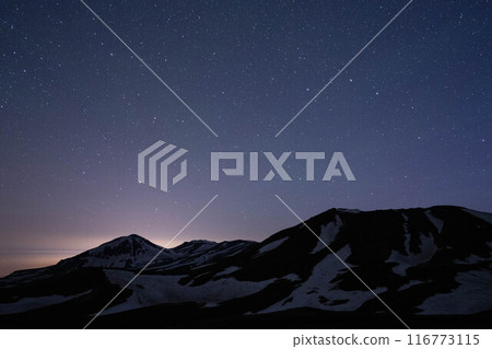 大雪山的最高峰旭岳出現在旭川市的路燈下。 116773115