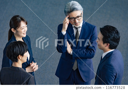 一群各代商界人士在大廳交談 116773528