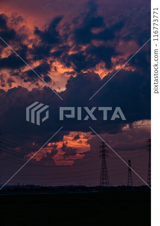 日落時雲彩和輸電塔的剪影 116773771