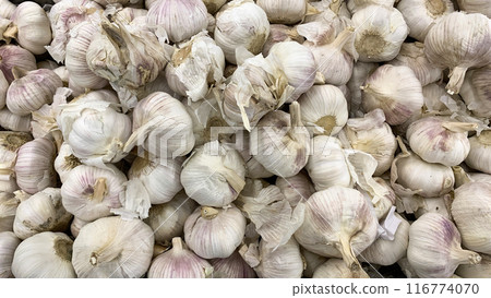 Top view of garlic displayed in supermarket. Healthy food concept Top view of garlic displayed in supermarket. Healthy food concept 116774070