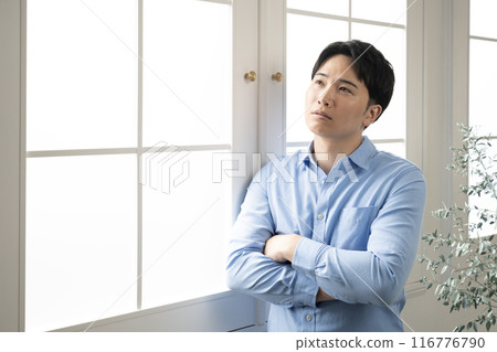 站立在窗口的一個人 116776790