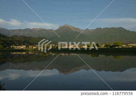 插秧前的稻田，映照著北斗市白州町的街景和南阿爾卑斯山。 116779556