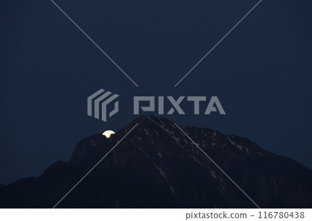 The May moon setting over the Marishiten peak of Mount Kaikoma in the Southern Alps, Kobuchizawa Town, Hokuto City The May moon setting over the Marishiten peak of Mount Kaikoma in the Southern Alps, Kobuchizawa Town, Hokuto City 116780438