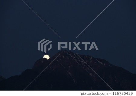 The May moon setting over the Marishiten peak of Mount Kaikoma in the Southern Alps, Kobuchizawa Town, Hokuto City The May moon setting over the Marishiten peak of Mount Kaikoma in the Southern Alps, Kobuchizawa Town, Hokuto City 116780439