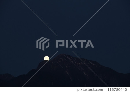 The May moon setting over the Marishiten peak of Mount Kaikoma in the Southern Alps, Kobuchizawa Town, Hokuto City The May moon setting over the Marishiten peak of Mount Kaikoma in the Southern Alps, Kobuchizawa Town, Hokuto City 116780440