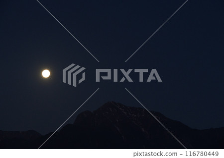 北斗市小淵澤町，十六夜五月的月亮落在南阿爾卑斯山的界駒岳的靈子天峰上 116780449