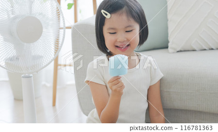 暑假期間，孩子在風扇前吃冰淇淋 116781363
