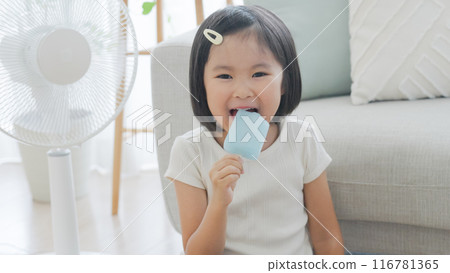 暑假期間，孩子在風扇前吃冰淇淋 116781365