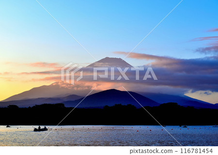 View of Mt. Fuji at sunrise from Lake Shojiko 116781454
