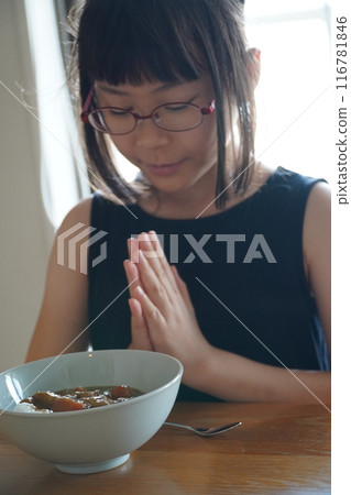 一個女孩想吃咖哩飯 一個女孩想吃咖哩飯 116781846