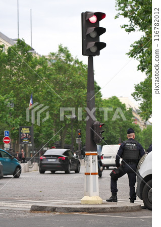 巴黎街角的警察 116782012
