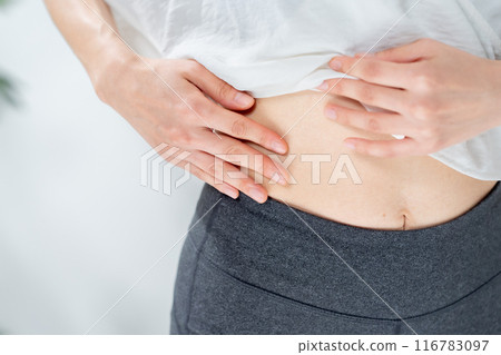 中年婦女摸她的胃 - 飲食 116783097