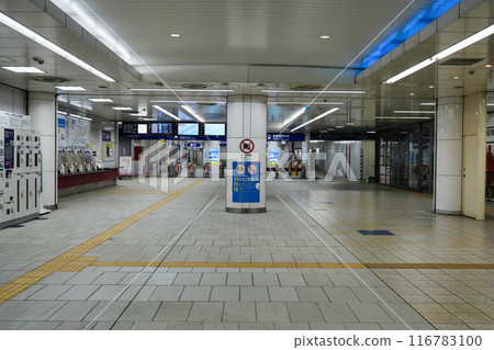 Haneda Airport Terminal 1 Keikyu platform in the early morning Haneda Airport Terminal 1 Keikyu platform in the early morning 116783100