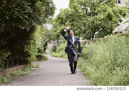 穿著西裝的男人在戶外跑步 116783225