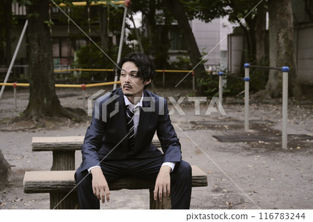 坐在戶外的男人 坐在戶外的男人 116783244