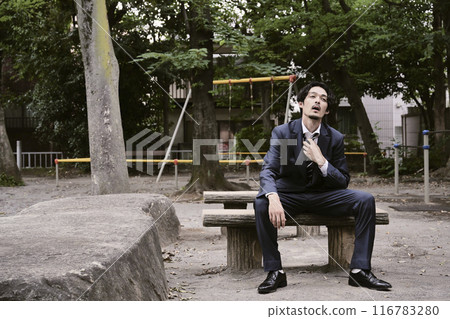 坐在戶外的男人 坐在戶外的男人 116783280