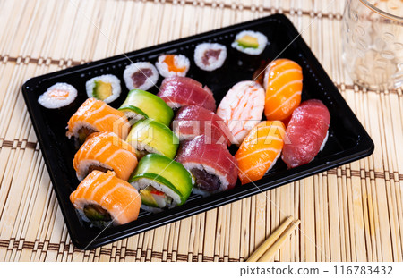 Roll set containing maki, uramaki and nigiri in service plate Roll set containing maki, uramaki and nigiri in service plate 116783432