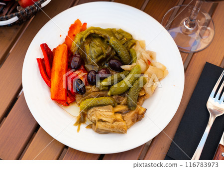 Festive and everyday vegetable dish of Catalan cuisine is escalibada 116783973