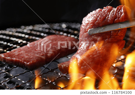 Yakiniku image: grilled on a net Yakiniku image: grilled on a net 116784100