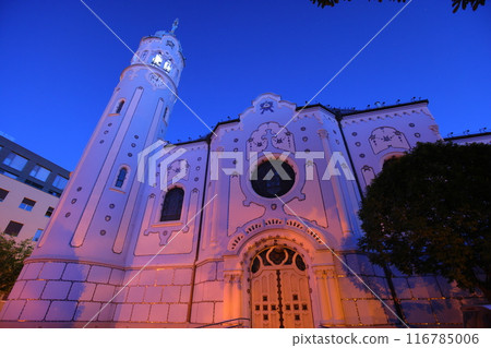 聖阿爾胡維塔教堂（St. Aljuveta Church）夜景，又稱藍色教堂，位於斯洛伐克布拉迪斯拉發，中歐 116785006