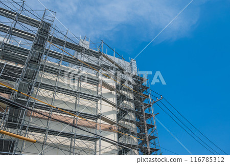 Removal of scaffolding during building demolition work Removal of scaffolding during building demolition work 116785312