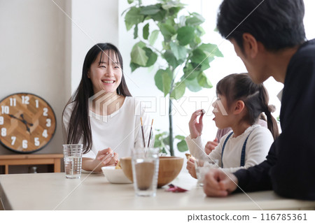 Family to eat snack 116785361