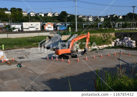 挖土機柏尾河水塘堤防施工 挖土機柏尾河水塘堤防施工 116785432