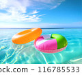 藍色的水池裡漂浮著色彩繽紛的漂浮物 116785533