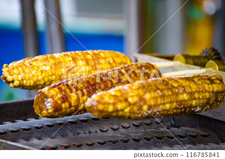 炭火烤玉米的誘人香氣 116785841