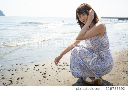 蹲在海灘上的女人 蹲在海灘上的女人 116785892