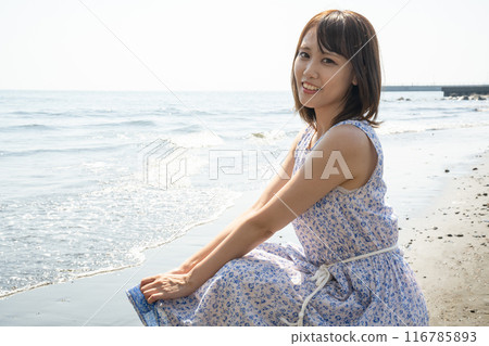 蹲在海灘上的女人 蹲在海灘上的女人 116785893