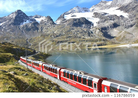 The Bernina Express runs while looking at glaciers that cannot be seen from the Glacier Express The Bernina Express runs while looking at glaciers that cannot be seen from the Glacier Express 116786059