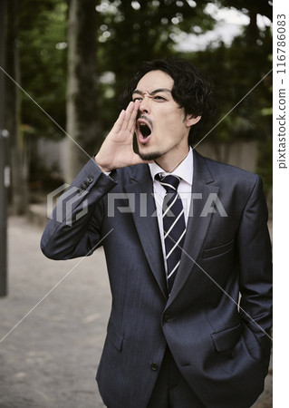 Expressive man in a suit outdoors 116786083