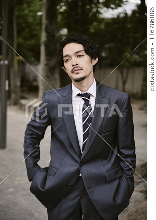 一個在戶外穿著富有表現力的西裝的男人 一個在戶外穿著富有表現力的西裝的男人 116786086
