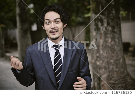 一個在戶外穿著富有表現力的西裝的男人 一個在戶外穿著富有表現力的西裝的男人 116786120