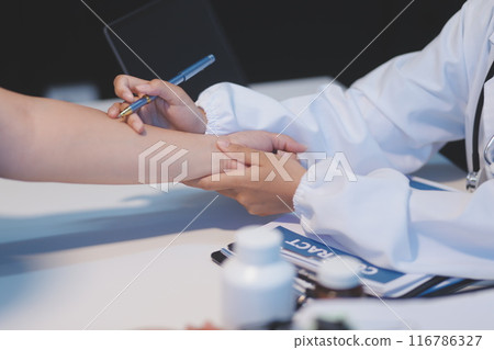 Asian female medical doctor use stethoscope to listen examine check senior elderly patient heart Asian female medical doctor use stethoscope to listen examine check senior elderly patient heart 116786327