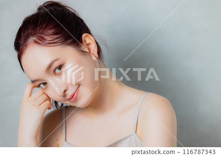 Woman with a ponytail 116787343