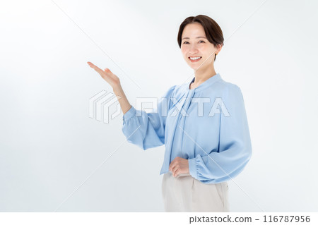 Middle-aged woman, business, hand-waving Middle-aged woman, business, hand-waving 116787956