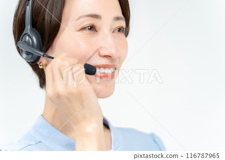 Middle-aged female business operator 116787965