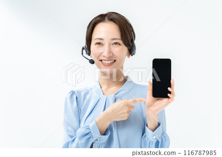Middle-aged woman, business operator, smartphone Middle-aged woman, business operator, smartphone 116787985