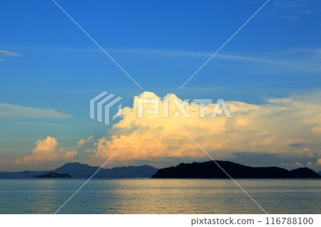 瀨戶內海上空的雲彩在夕陽下變成橘色 116788100