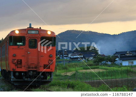 黃昏時分，一列火車穿過安靜的區域 116788147