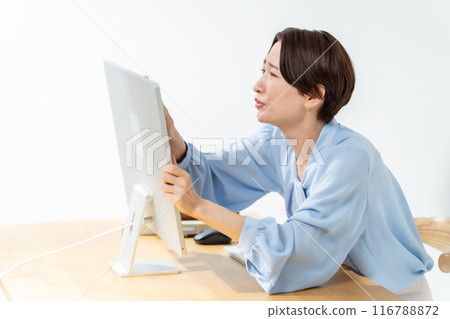 有電腦問題的女商人 116788872
