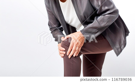 老人因膝蓋疼痛而抱住膝蓋 老人因膝蓋疼痛而抱住膝蓋 116789036